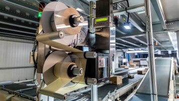 Automatic labelling of products of different heights