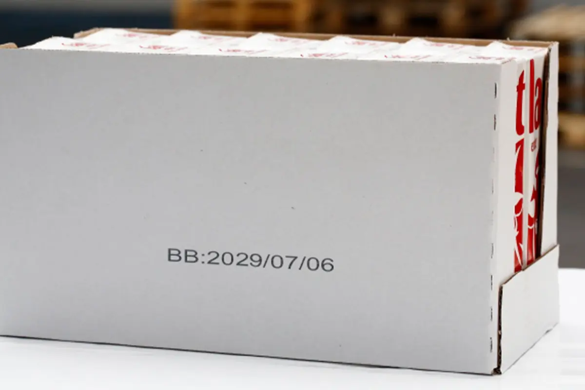 Markoprint Inkjet Codierung eines Datums auf weißem Tray-Karton