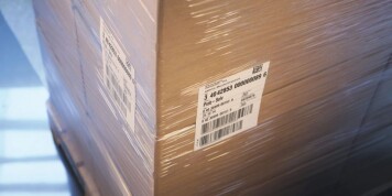 Etikettierte Kartonpalette Transportetikett NVE Barcode 820x410