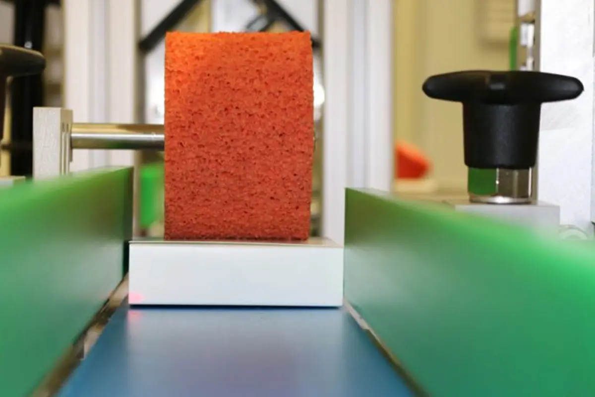 Fixierte Faltschachtel an Geset Etikettieranlage