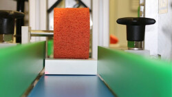 Fixierte Faltschachtel an Geset Etikettieranlage