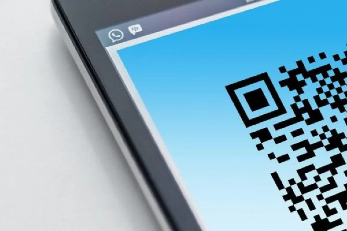 Ausschnitt eines Smartphone-Displays mit QR-Code 