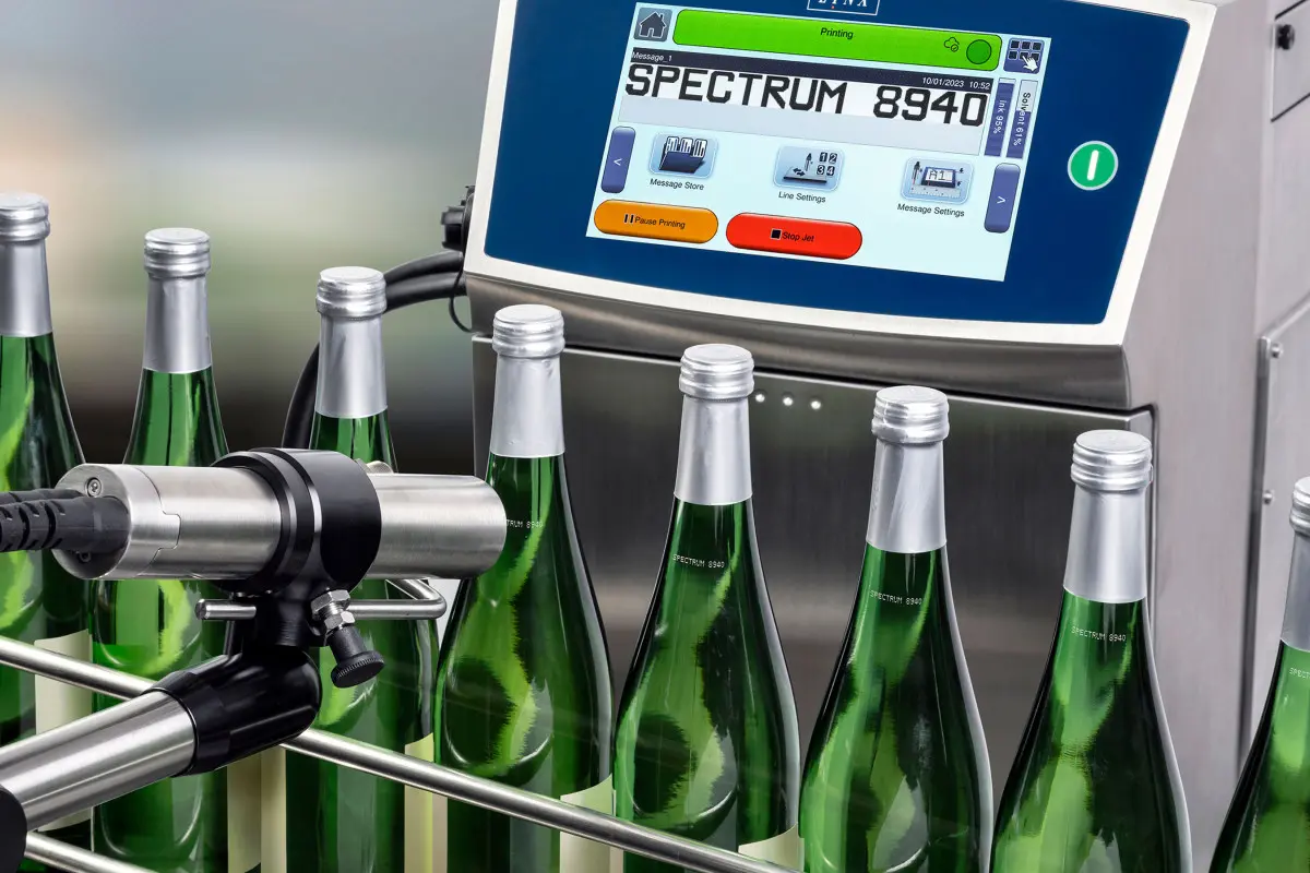 weiße Tinte auf grünen Weinflaschen