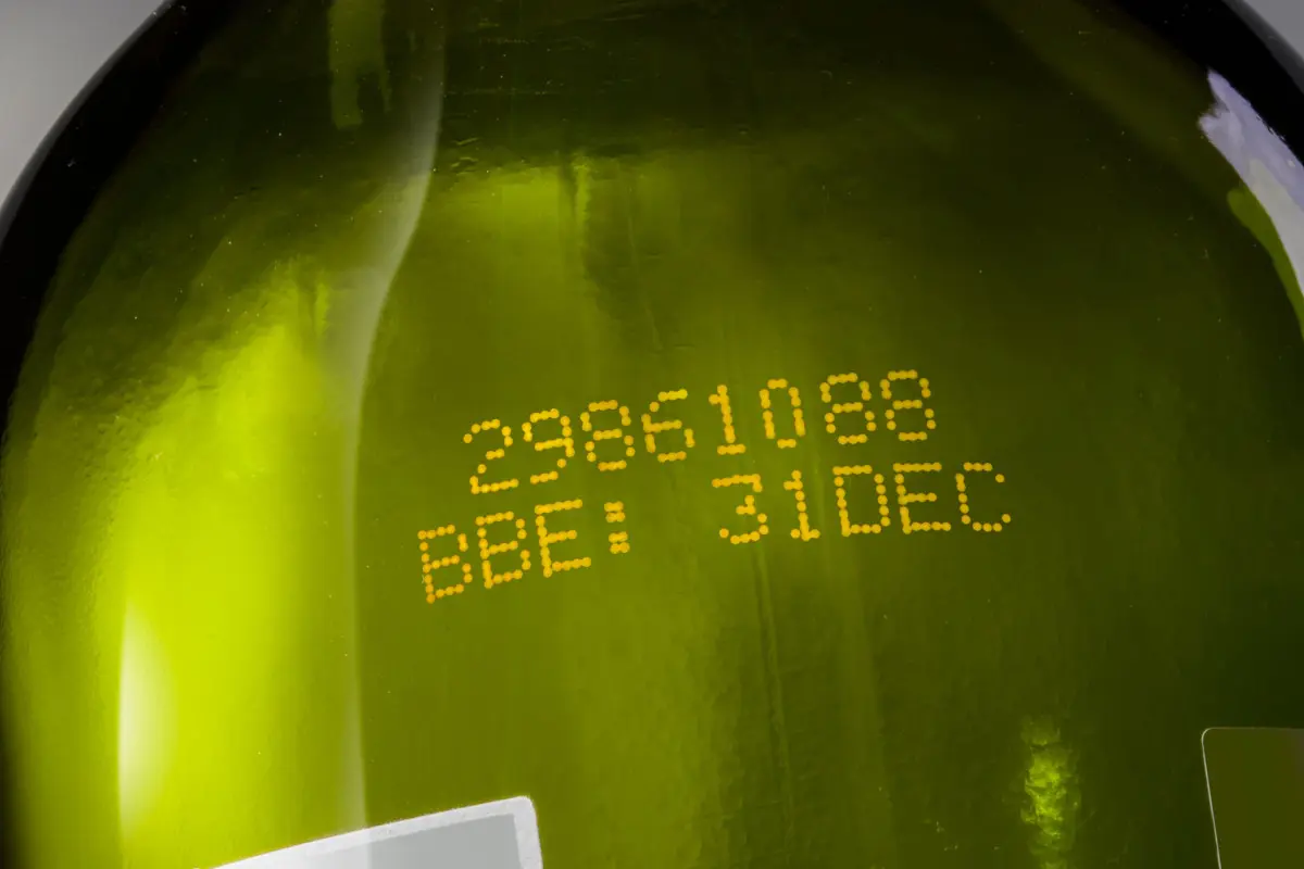 gelbe Tinte auf grünem Glas