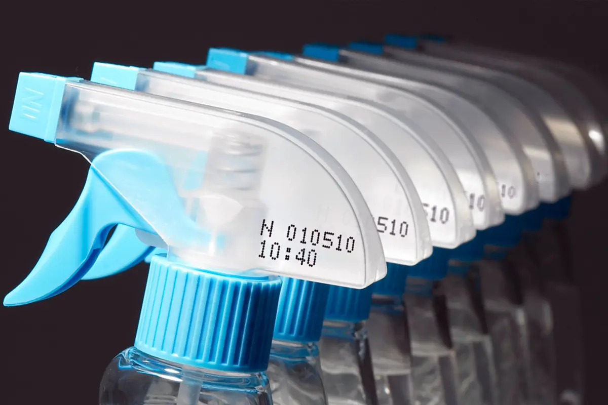 Beschriftung mit Tinte auf Sprühflasche