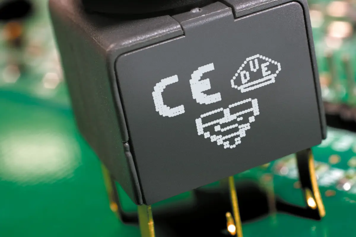 Kennzeichnung mit heller Tinte auf Elektronikteil