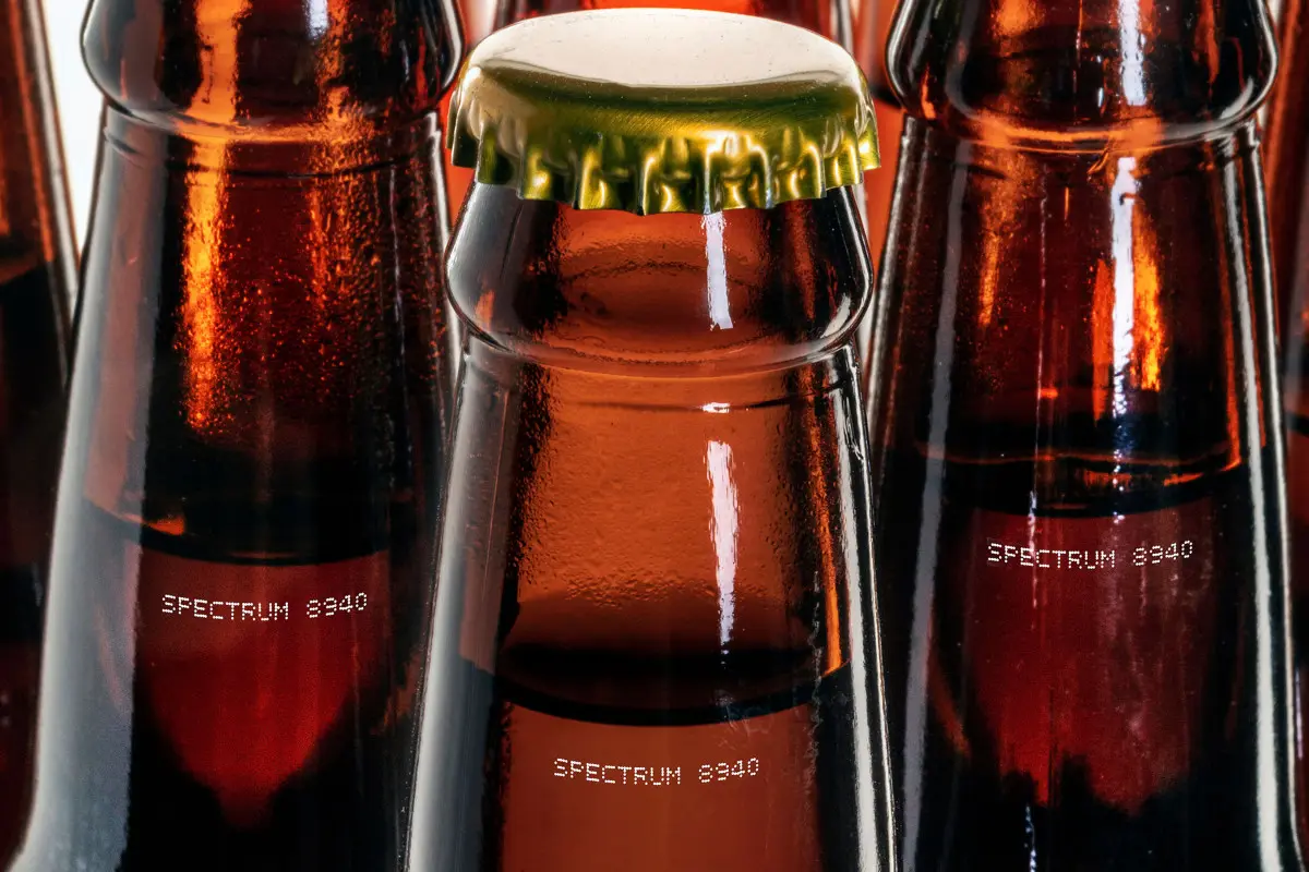 Inkjet printing with white ink on brown glass