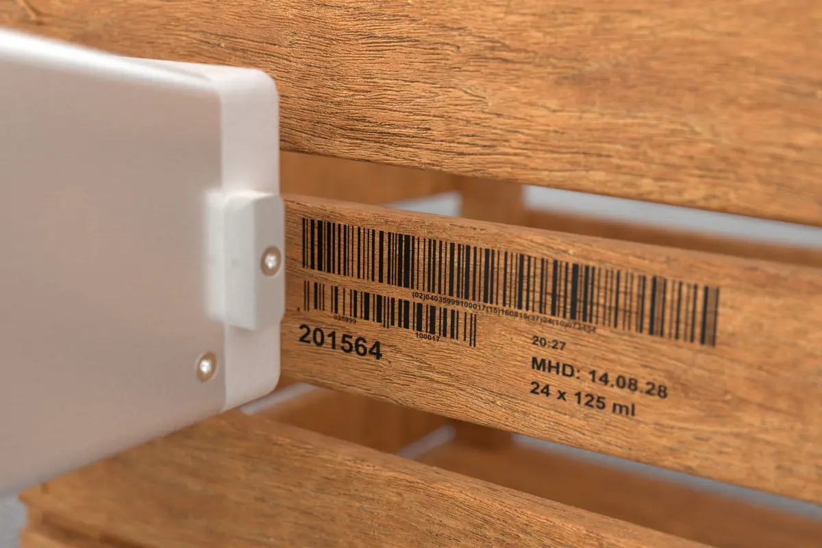 High resolution marking with inkjet printer on wood