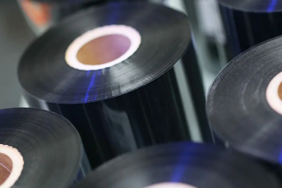 Black thermal transfer ribbons for labelling